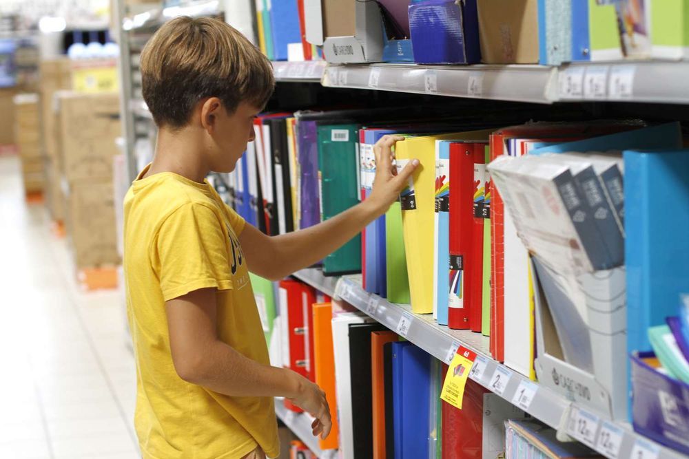 mom letting kid shop his school things with her to avoid back to school shopping mistake