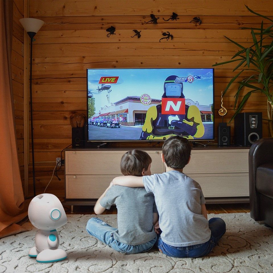 kids watching cartoon 