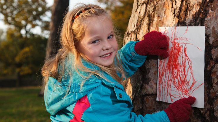 tree bark rubbing as one of the outdoor fall activities for kids