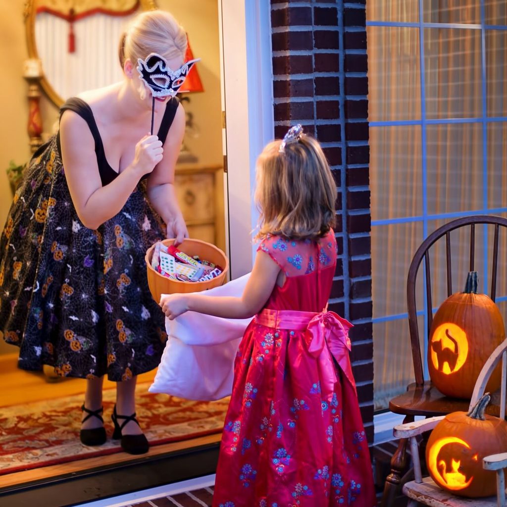 kid on trick or treat movement