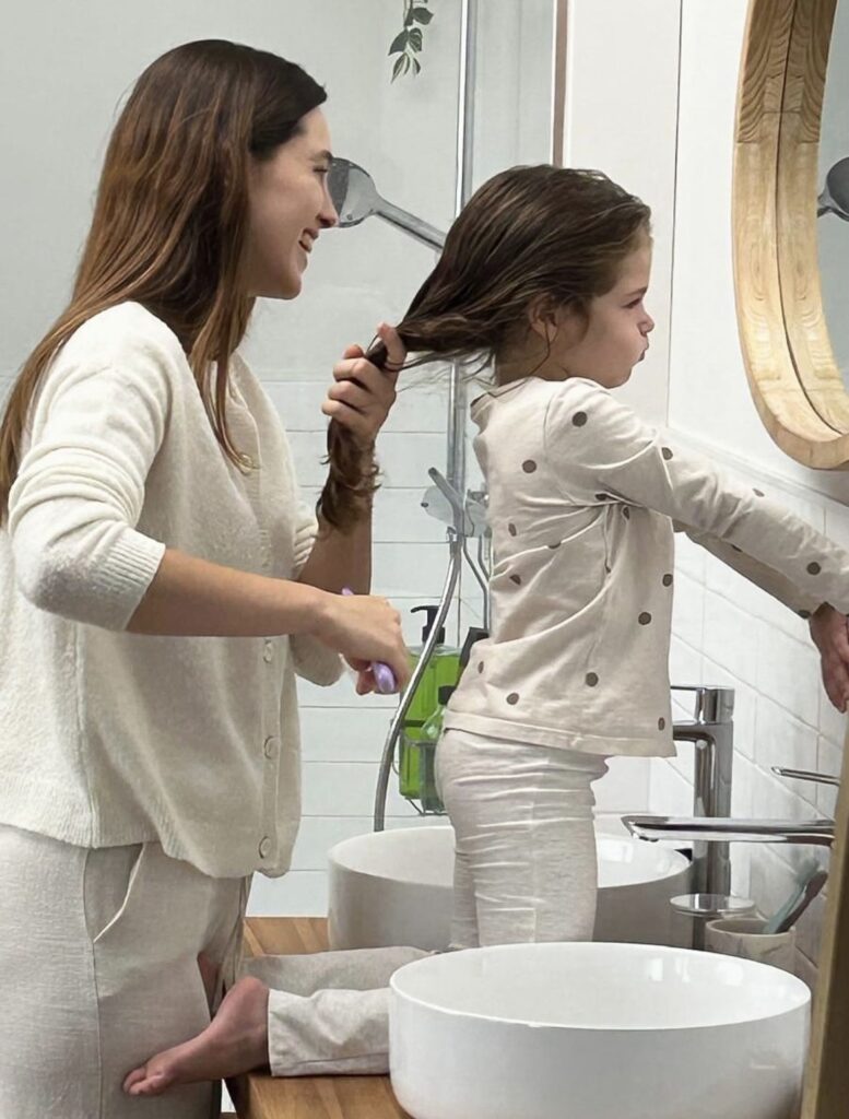 mom making kid's hair