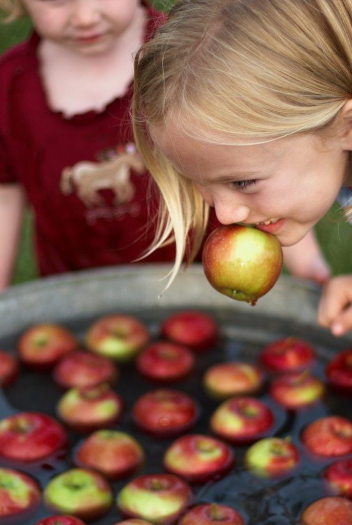 kids playing apple bobbing