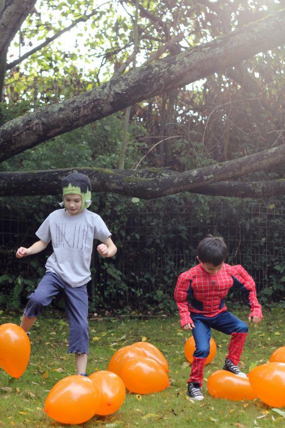 kids playing balloon stomp game