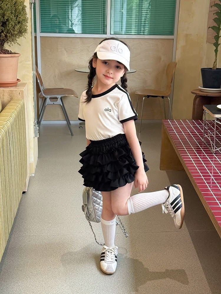 kid in basic skort with a tucked-in tee as everyday outfits for kids