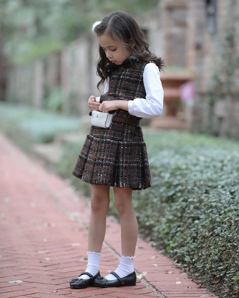 kid in classic Mary jane shoes as trendy outfits for girls