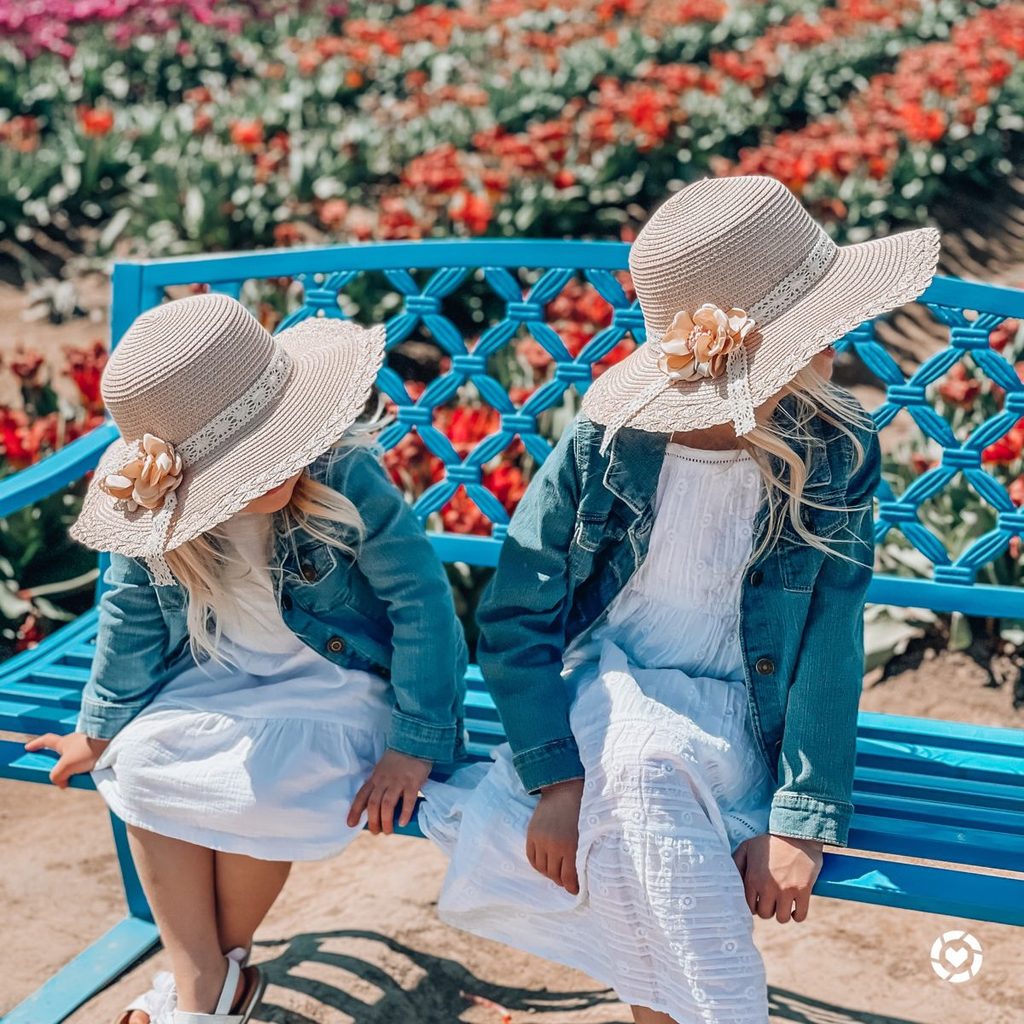 kids in matching sunhats