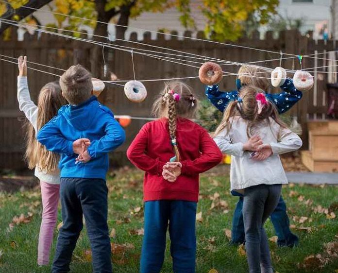 kids playing doughnut on a string race