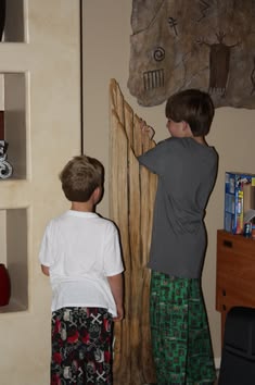 kids on grandparents house scavenger hunt