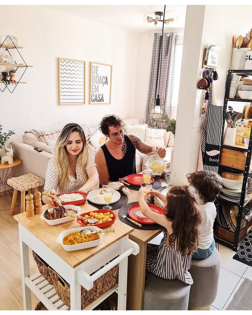 family eating together as mealtime ideas